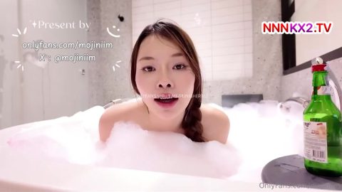 คลิปหลุดมาใหม่ mojiniim น้องนิ่มแช่อ่างดื่มโซจูรอผัว นอนแหกขาในอ่างให้ผัวจัดการจนน้ำกระจายก่อนจับด็อกกี้แตกในโครตฟิน