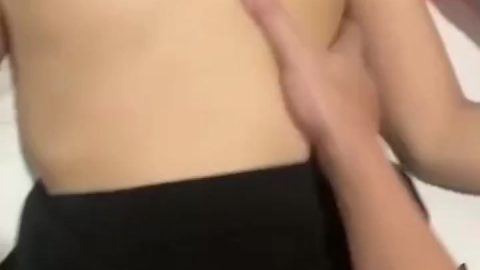 คลิปหลุด น้องแบมเย็ดสดเสียวหี โม๊คควยน้ำแฉะก่อนขึ้นขย่มโยกร่อนเอวเด็ด
