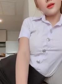 คลิปหลุด juniijune69 น้องจูน สาวสวยใส่ชุดนักศึกษามาโชว์ยั่วๆ ทีแรกกะยั่วเฉยๆ โดนคนจริงจับเย็ดคาชุดไปไม่เป็น ร้องครางเสียวไม่พัก